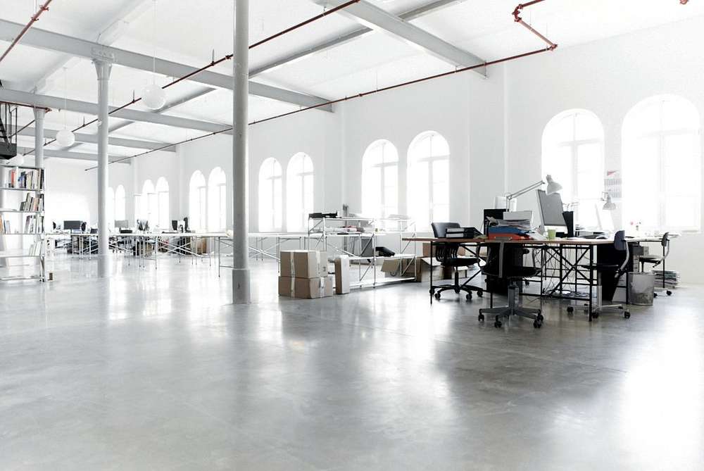 Helle Loft- und Bürofläche mit Rundbogenfenstern im Hafenpark Mannheim
