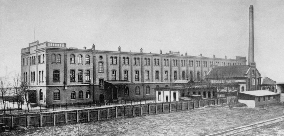 Historische Schwarzweißaufnahme des früheren Fabrikkomplexes am heutigen Hafenpark